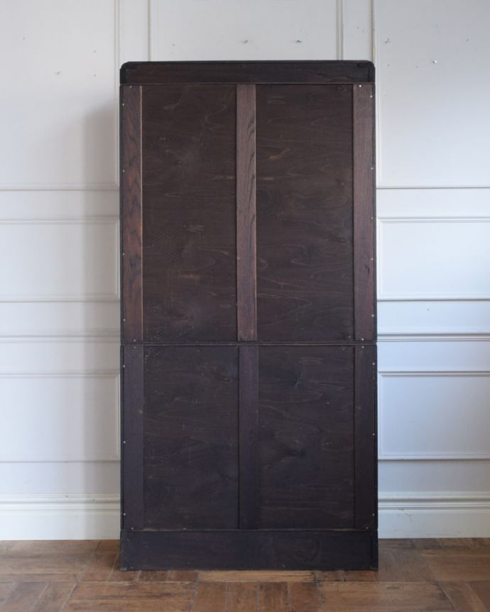 アンティークのキャビネット アンティーク家具 ブックシェルフ 後ろ姿もキレイですアンティークは新品ではないので、もちろん経年変化によるキズはありますが、専門の職人が修復したので、後ろ姿もキレイです。(q-2282-f)