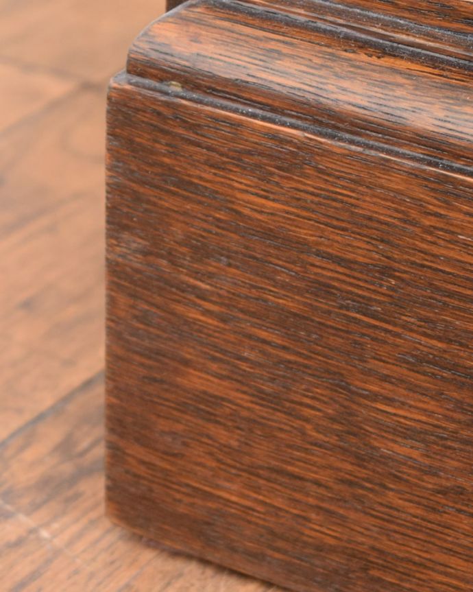 アンティークのキャビネット アンティーク家具 ブックシェルフ 女性1人でラクラク運べちゃう仕掛けHandleのアンティークは、脚の裏にフェルトキーパーをお付けしています。(q-2282-f)