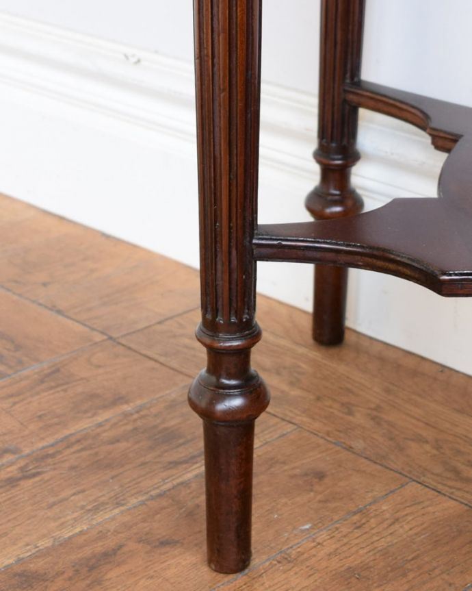 アンティークのコンソールテーブル、マホガニー材の高級感漂う英国の