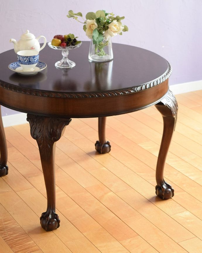 アンティークのテーブル　アンティーク家具　コーヒーテーブル　英国らしいデザインのうつくしさにうっとり･･･脚のデザインだけ見ても、アンティークらしさが感じられるんです。(q-2284-f)
