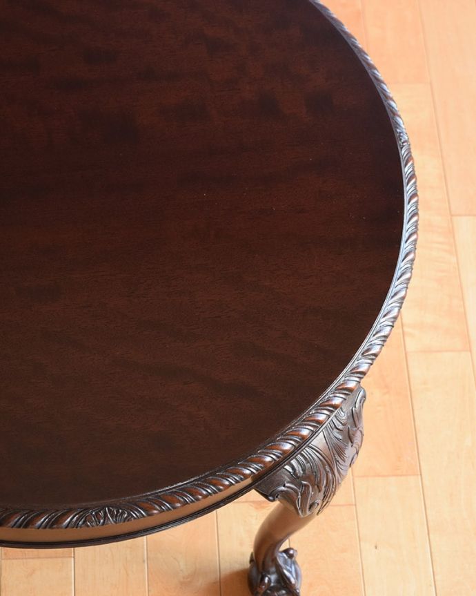 アンティークのテーブル　アンティーク家具　コーヒーテーブル　近づいて見てみると･･･アンティークはもちろん新品ではないので小さなキズや汚れはありますが、キレイにお直ししたので満足して頂ける自信があります！。(q-2284-f)