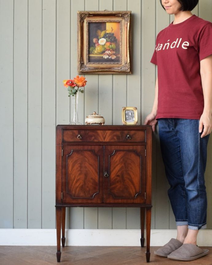 アンティークのキャビネット　アンティーク家具　カップボード　高級感がある女性らしい優しいシルエットどんな場所にも置けるコンパクトなサイズ。(q-2285-f)