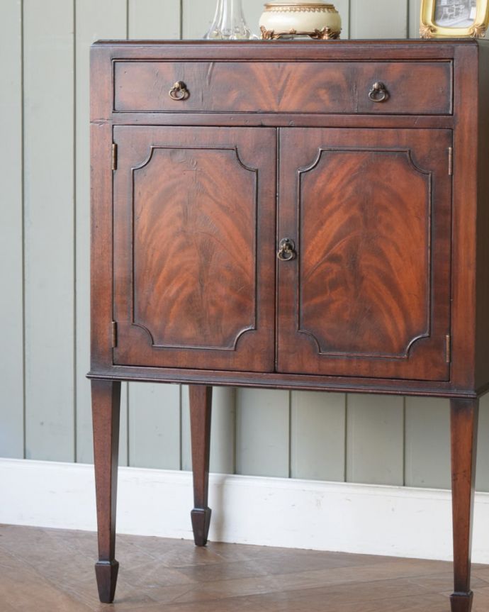 アンティークのキャビネット　アンティーク家具　カップボード　気品漂う木目の美しさしっとりとした大人の雰囲気を醸し出す小さなキャビネットは木目の美しさが自慢です。(q-2285-f)