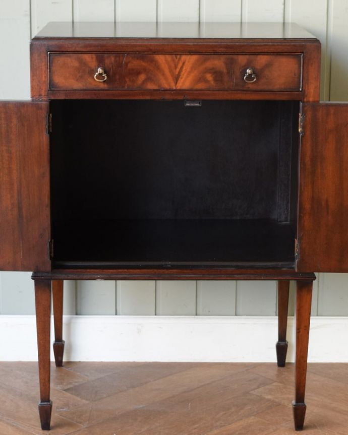 アンティークのキャビネット　アンティーク家具　カップボード　扉を開けて中を見てみると…職人がキレイに修復したので、扉の中もキレイです。(q-2285-f)