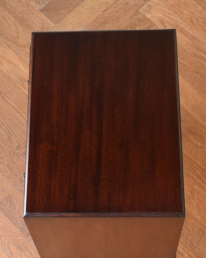 アンティークのキャビネット　アンティーク家具　カップボード　何を飾ろうかな…上から見ると、天板はこんな感じです。(q-2285-f)