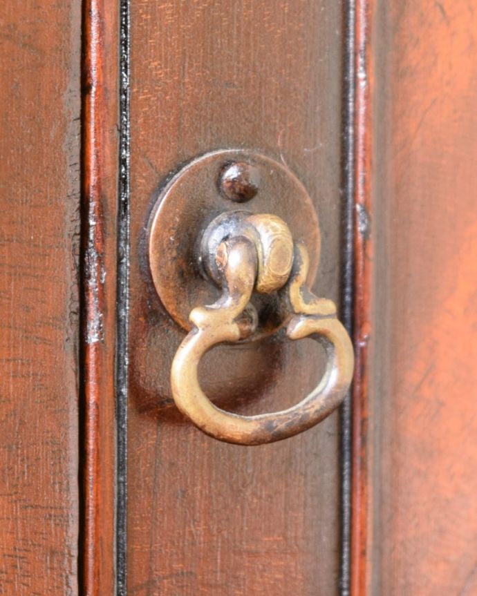 アンティークのキャビネット　アンティーク家具　カップボード　アクセサリーの様な取っ手アンティークらしさは取っ手のデザインまで。(q-2285-f)