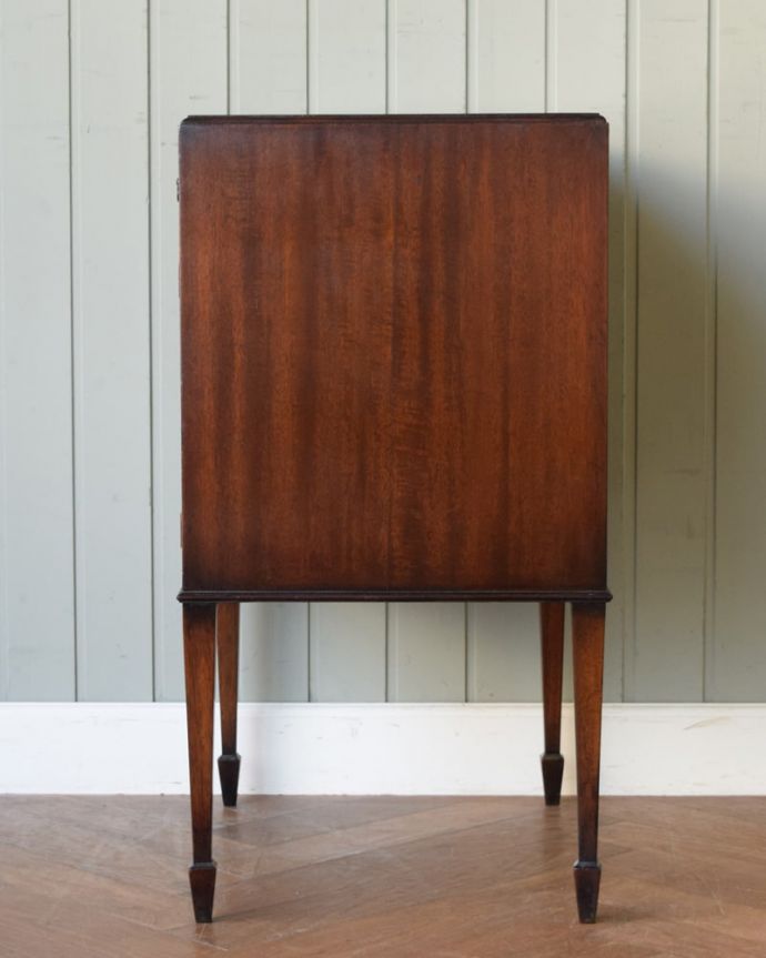 アンティークのキャビネット　アンティーク家具　カップボード　横顔だっても美しい正面だけじゃなく横から見ても美しい姿です。(q-2285-f)