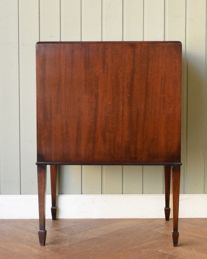 アンティークのキャビネット　アンティーク家具　カップボード　後ろ姿にも注目！アンティークは新品ではないので、経年変化によるキズはありますが、専門の職人がキレイにお直しをしているので、後ろ姿もキレイです。(q-2285-f)