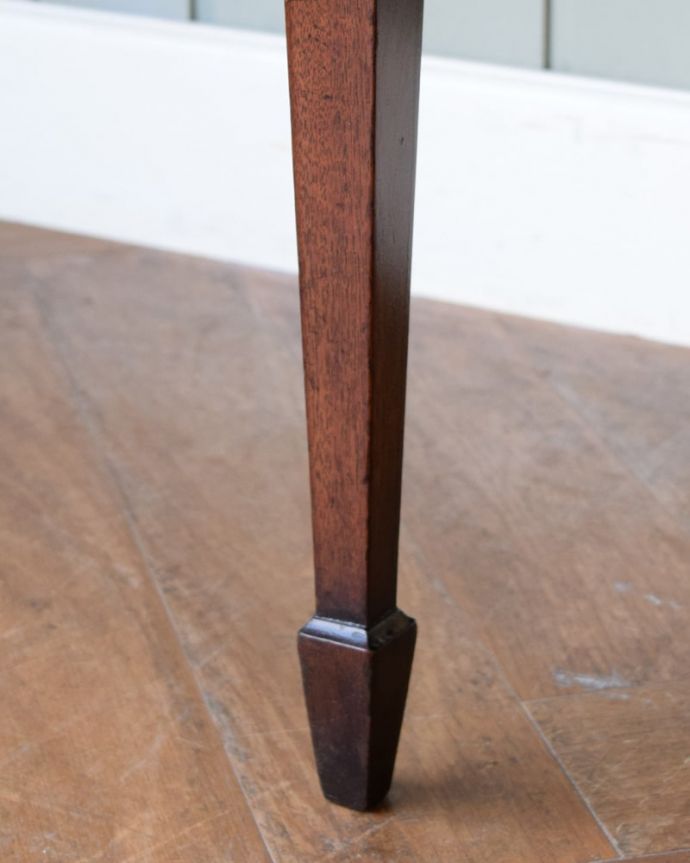 アンティークのキャビネット　アンティーク家具　カップボード　女性１人でもラクに運べちゃうヒミツHandleのアンティークは、脚の裏にフェルトキーパーをお付けしているので、床を滑らせれば女性でも移動がカンタンに出来ます！。(q-2285-f)