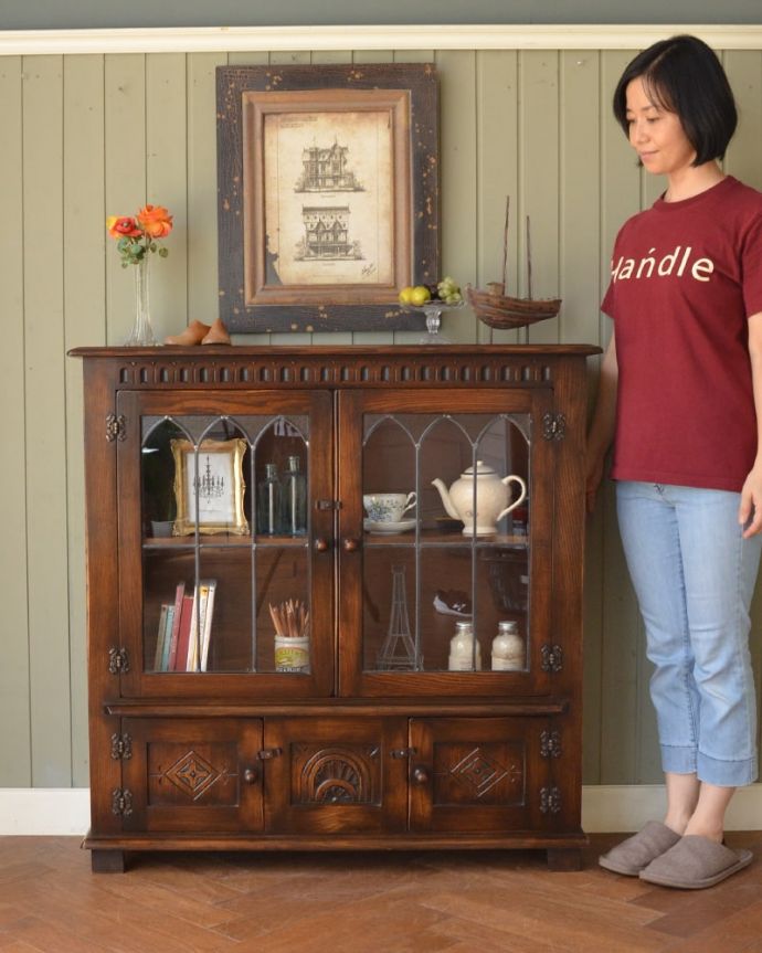 アンティークのキャビネット　アンティーク家具　ブックケース　ステンドグラスの扉が美しいキャビネット扉がステンドグラスになっているから、キャビネットとステンドグラスの両方を一気に手に入れることが出来ちゃうんです。(q-2286-f)