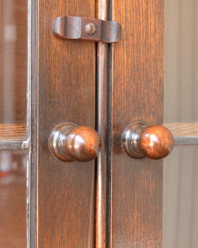 アンティークのキャビネット　アンティーク家具　ブックケース　小さなパーツにもこだわり取っ手だけを見ていても現代とは違って良質な素材が使われているのが分かります。(q-2286-f)