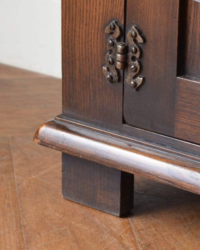 アンティークのキャビネット　アンティーク家具　ブックケース　女性１人でもラクに運べちゃうヒミツHandleのアンティークは、脚の裏にフェルトキーパーをお付けしているので、床を滑らせれば女性でも移動がカンタンに出来ます！ご安心下さい。(q-2286-f)