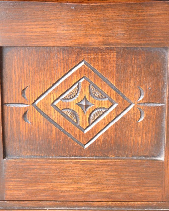 アンティークのキャビネット　アンティーク家具　ブックケース　いろんな場所にこだわり彫のデザインもいろいろです。(q-2286-f)