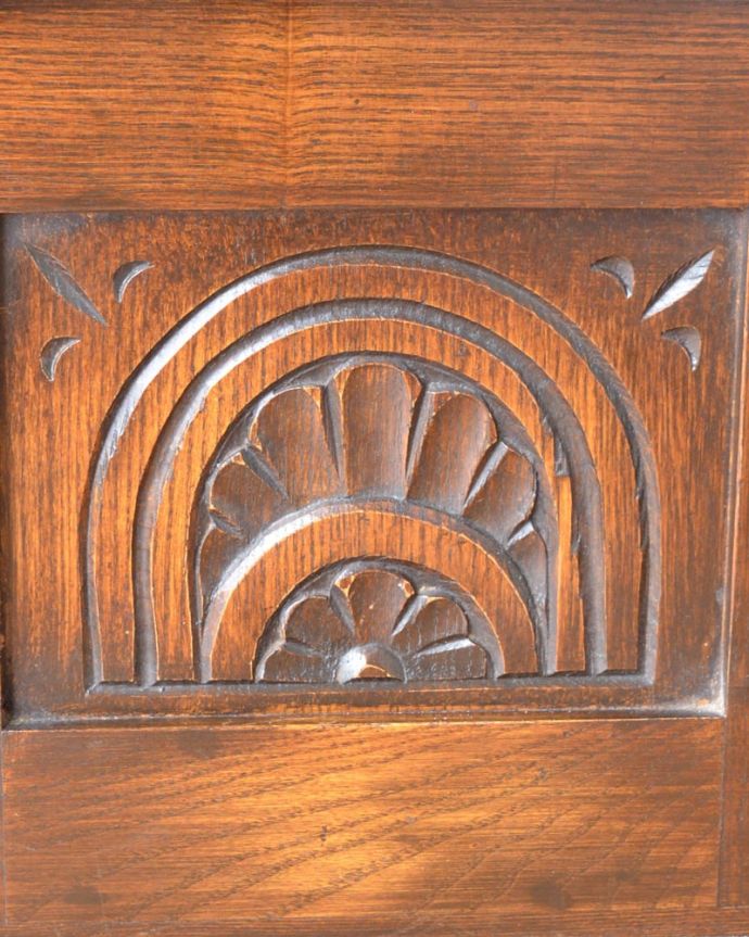 アンティークのキャビネット　アンティーク家具　ブックケース　ここの彫も最上級の美しさいろんな部分の美しさが重なり合って、最上級の美しさを醸し出してくれます。(q-2286-f)