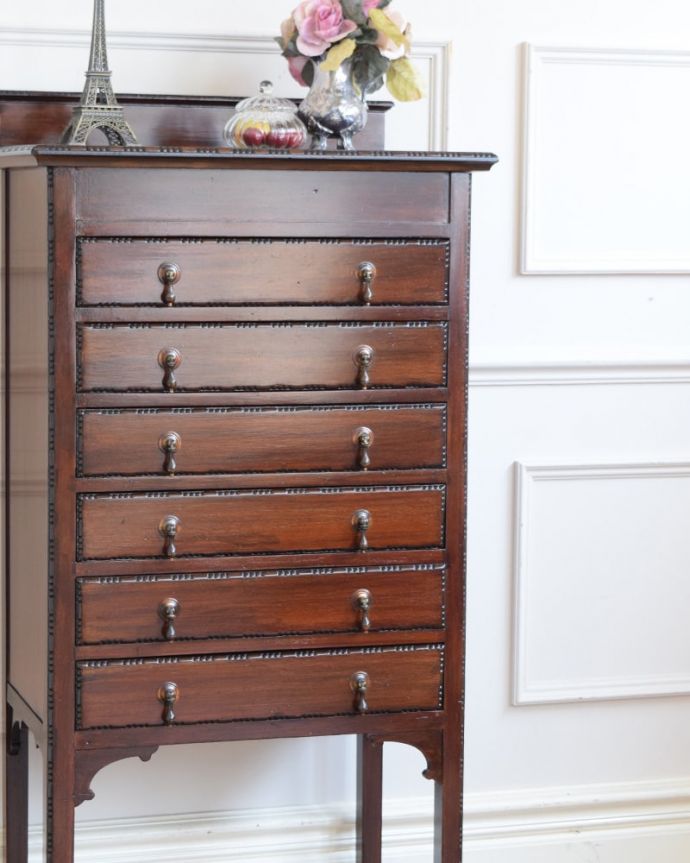 アンティーク家具らしさが漂うチェスト