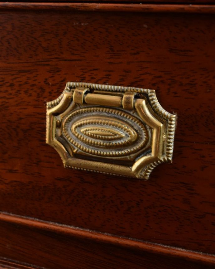 アンティークのキャビネット　アンティーク家具　ブックシェルフ　アンティークらしい素敵な取っ手デザインが美しい取っ手。(q-2288-f)