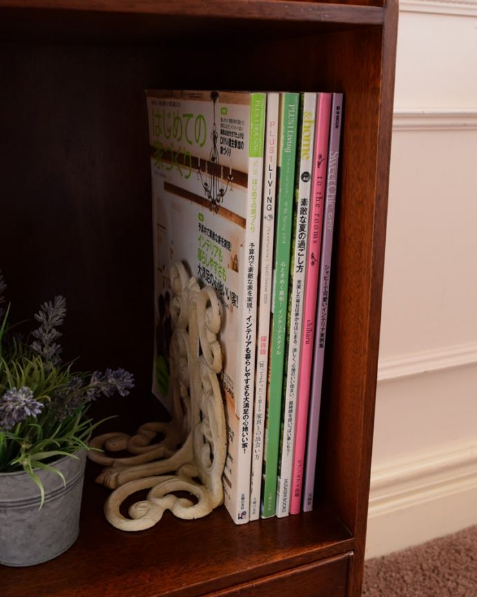 アンティークのキャビネット　アンティーク家具　ブックシェルフ　A4サイズも収納出来ちゃう優れものA4サイズの雑誌までしっかり収納出来ちゃう大きさ。(q-2288-f)