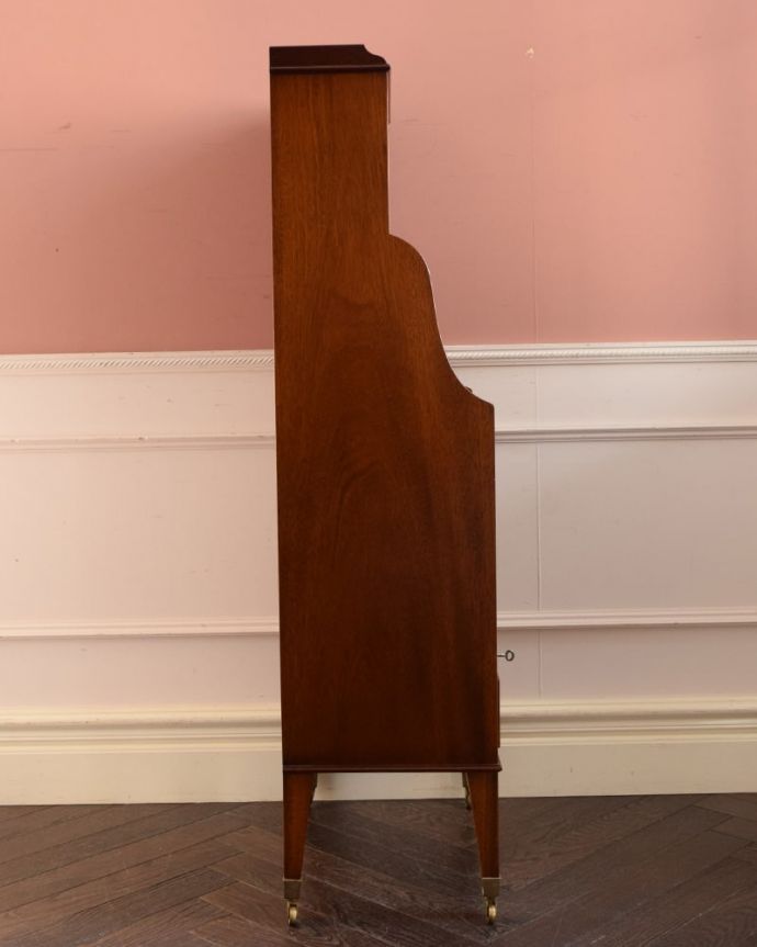 アンティークのキャビネット　アンティーク家具　ブックシェルフ　横から見ても素敵なんですもちろん、横から見てもキレイに仕上がっているので、いろんな場所に置いて使って下さい。(q-2288-f)