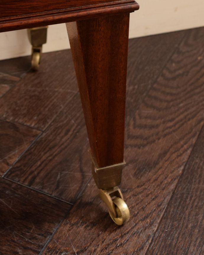 アンティークのキャビネット　アンティーク家具　ブックシェルフ　女性１人でラクラク運べちゃうんですHandleのアンティークは、脚の裏にフェルトキーパーをお付けしています。(q-2288-f)