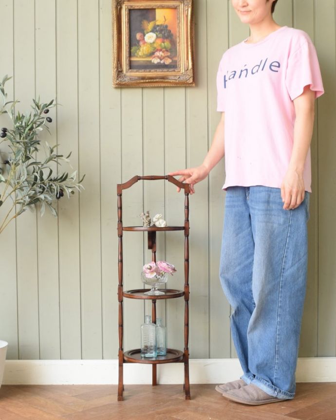 プランツスタンド・ケーキスタンド　アンティーク家具　ケーキスタンド　英国アフタヌーンティーのために作られた家具19世紀末に屋外でのアフタヌーンティーを楽しむために作られた木製のケーキスタンド。(q-2289-f)