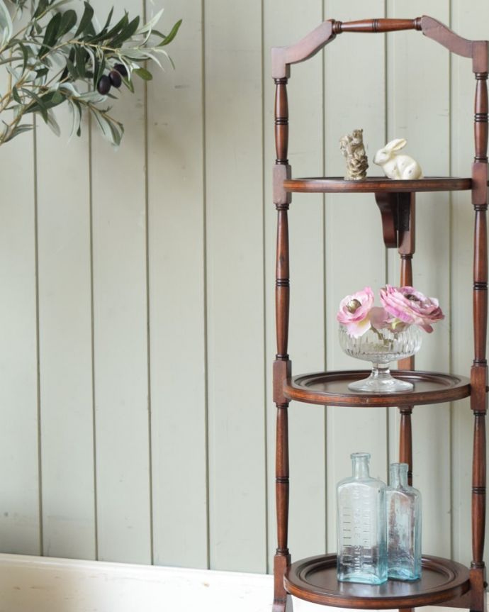 プランツスタンド・ケーキスタンド　アンティーク家具　ケーキスタンド　自分流の使い方で自由に楽しめますもともとお皿を乗せて運んで使っていた小さなアンティーク家具。(q-2289-f)