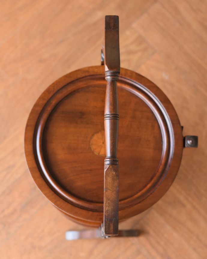 プランツスタンド・ケーキスタンド　アンティーク家具　ケーキスタンド　上から見るとこんな感じ小さくても、もちろん専門の職人がしっかり修復したのでピッカピカです。(q-2289-f)