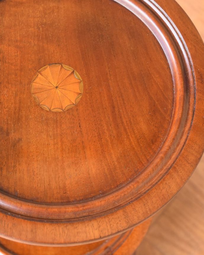 プランツスタンド・ケーキスタンド　アンティーク家具　ケーキスタンド　近づいてみると…象嵌が描かれた美しい天板。(q-2289-f)