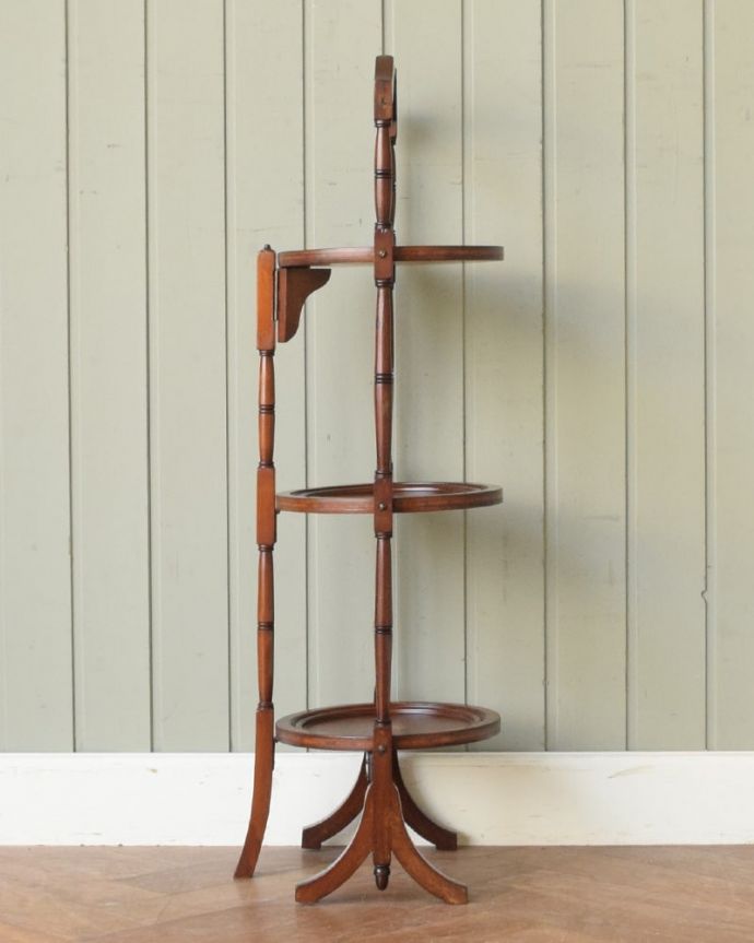 プランツスタンド・ケーキスタンド　アンティーク家具　ケーキスタンド　横から見るとこんな形アンティークは新品ではないので、経年変化によるキズはありますが、専門の職人がしっかり修復したのでキレイです。(q-2289-f)