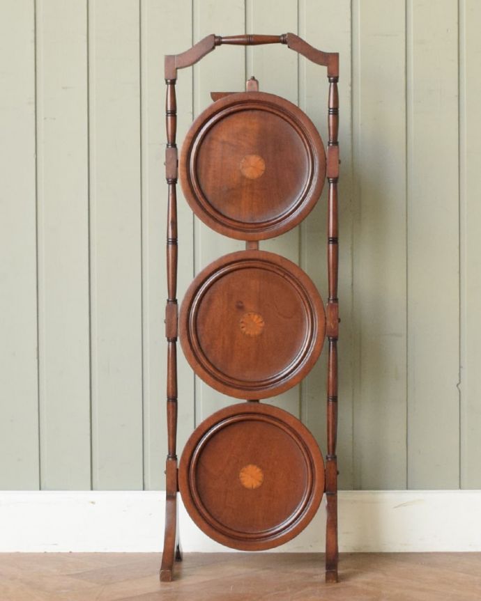 プランツスタンド・ケーキスタンド　アンティーク家具　ケーキスタンド　畳むとこんなにコンパクト正面から見るとスクリーンのように見える姿もなんだか上品です。(q-2289-f)