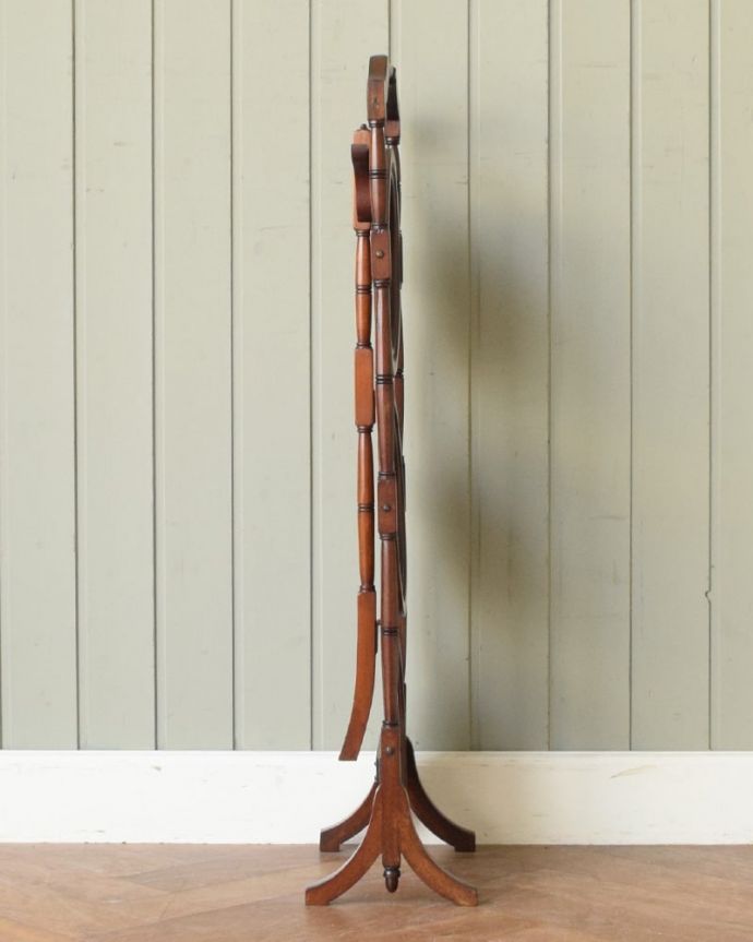 プランツスタンド・ケーキスタンド　アンティーク家具　ケーキスタンド　こんなにコンパクト畳むとこんなにコンパクトなサイズになるので、狭い場所にも片付けられます。(q-2289-f)