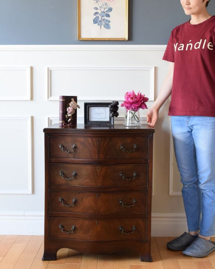 アンティークのチェスト　アンティーク家具　チェスト　大人の雰囲気が漂う人気のアンティークチェストアンティークだから手に入れることが出来る素材の質の良さを際立たせてくれるシンプルなデザイン。(q-2290-f)