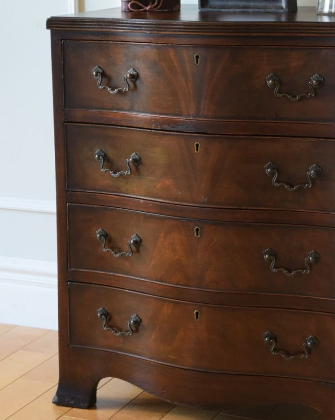 アンティークのチェスト　アンティーク家具　チェスト　見た目はもちろん、実用的に使って楽しみましょうアンティークのチェストは、見た目の木の美しさはもちろん、たっぷり収納も出来る実力派なんです。(q-2290-f)