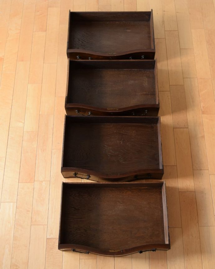 アンティークのチェスト　アンティーク家具　チェスト　キレイに修復しましたお洋服も収納できるように、引き出しの中も職人がしっかり時間をかけて修復しました。(q-2290-f)