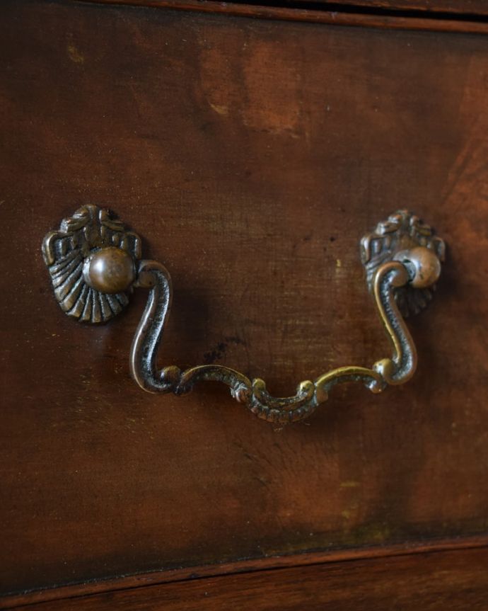 アンティークのチェスト　アンティーク家具　チェスト　アンティークらしい取っ手アンティーク家具は取っ手のデザインまで、なんだか高級感があるんですよね。(q-2290-f)