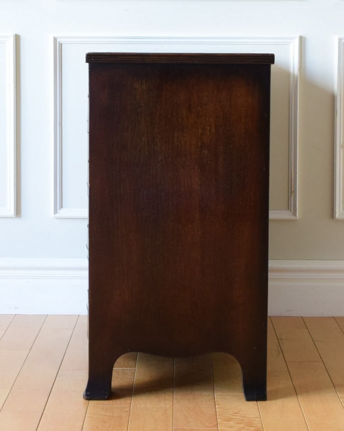 アンティークのチェスト　アンティーク家具　チェスト　横から見てもキレイですもちろん、横顔だってキレイ！どこから見ても絵になります。(q-2290-f)