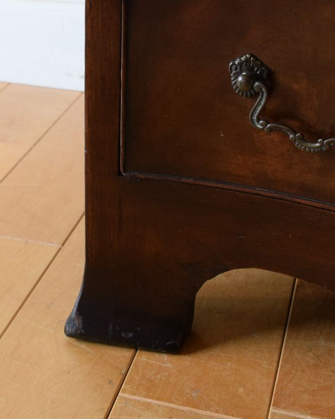アンティークのチェスト　アンティーク家具　チェスト　女性1人でラクラク運べちゃう仕掛けHandleのアンティークは、脚の裏にフェルトキーパーをお付けしています。(q-2290-f)