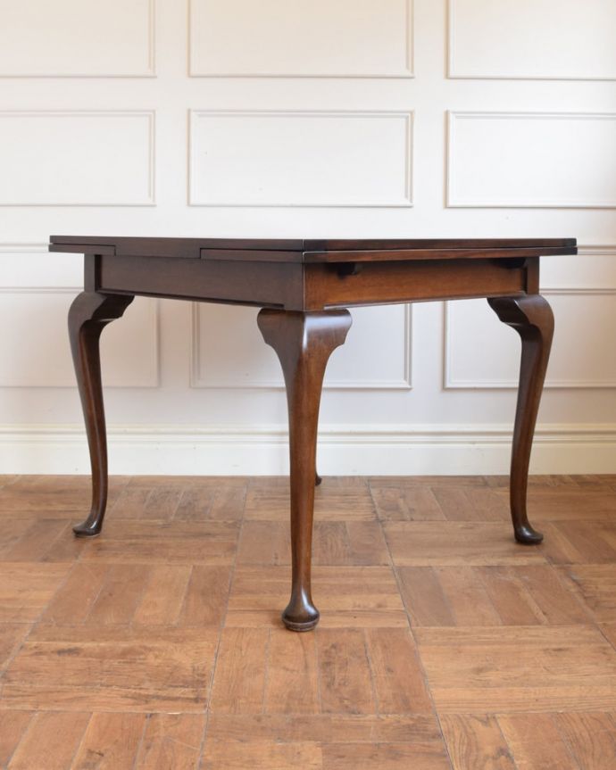 アンティークのテーブル　アンティーク家具　ドローリーフテーブル　こちら側から見てみると･･･アンティークは新品ではないので、もちろん経年変化によるキズはありますが、専門の職人がキレイに修復しました。(q-2291-f)