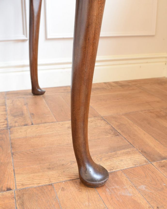 アンティークのテーブル　アンティーク家具　ドローリーフテーブル　持ち上げなくても移動できます！Handleのアンティークは、脚の裏にフェルトキーパーをお付けしていますので、持ち上げなくても床を滑らせて移動させることが出来ます。(q-2291-f)