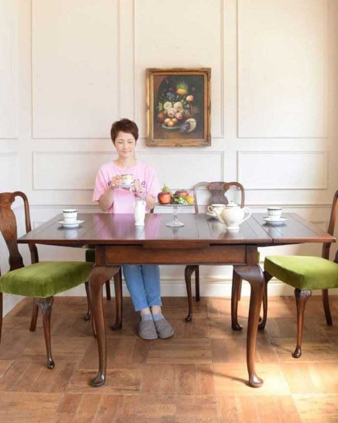 アンティークのテーブル　アンティーク家具　ドローリーフテーブル　3通りの大きさで使える便利なテーブル天板の下に隠れているリーフを引っ張り出せばあっという間に大きく使えるドローリーフテーブル。(q-2291-f)