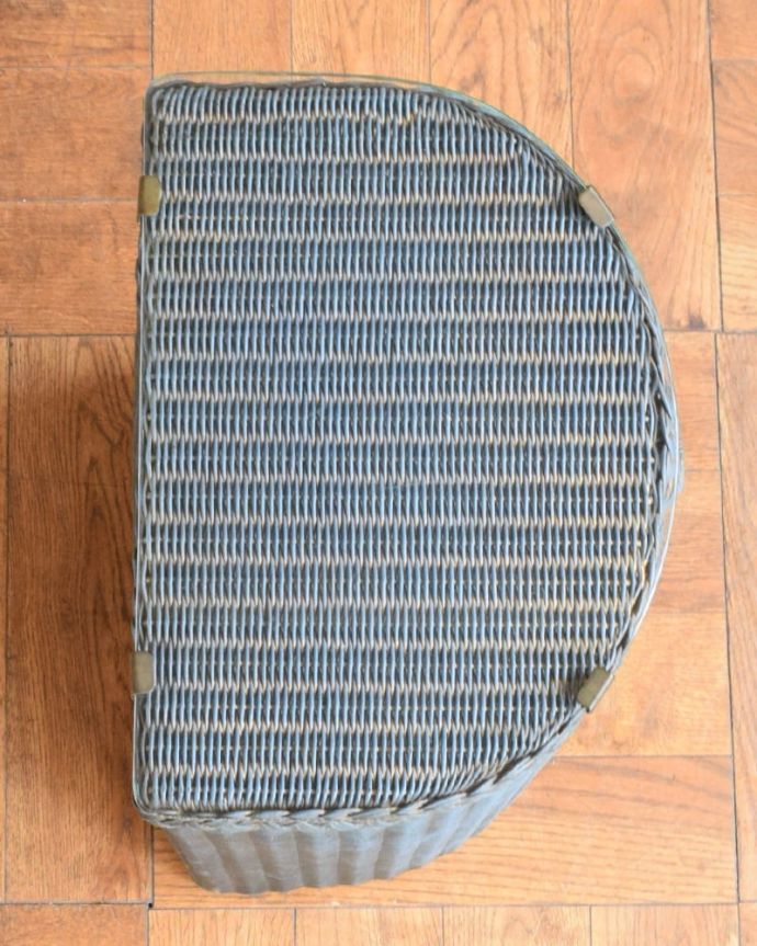 ナチュラルカントリースタイル　アンティーク家具　(ロイドルーム)ランドリーBOX　天板も使えます天板にものを乗せて使うことも出来ます。(q-2292-f)