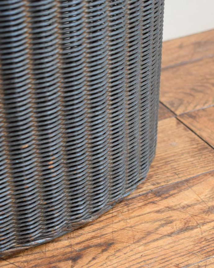 ナチュラルカントリースタイル　アンティーク家具　(ロイドルーム)ランドリーBOX　持ち上げなくても移動ラクラクHandleのアンティーク家具の足の裏にはフェルトキーパーをお付けしているので床を滑らせて移動できます。(q-2292-f)