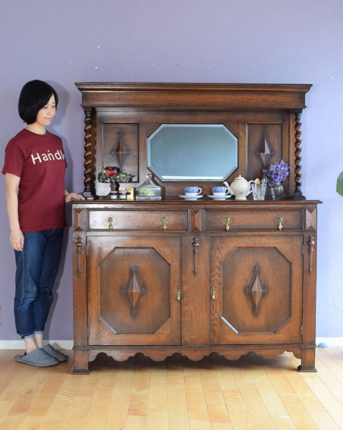 英国アンティークのサイドボード