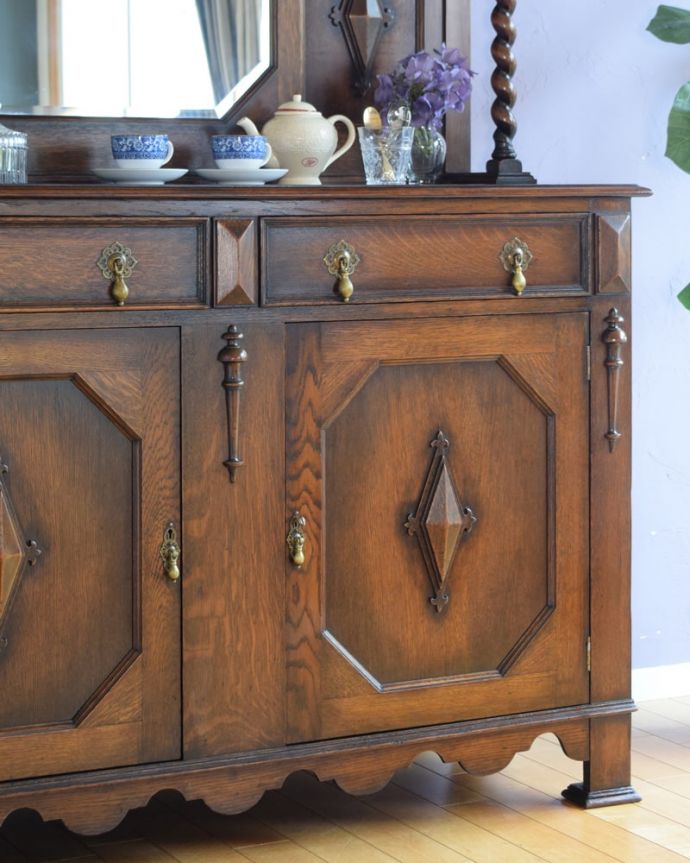 アンティーク家具らしさが漂うサイドボード