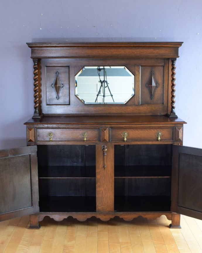 アンティークキャビネットの扉の中