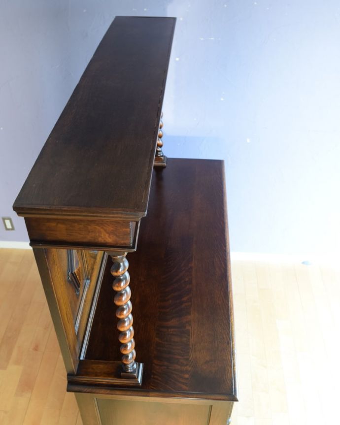 アンティークのサイドボードの天板