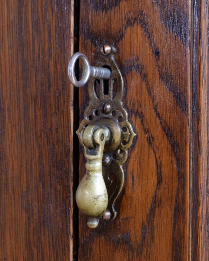 アンティークのキャビネット　アンティーク家具　ミラーバックサイドボード　アンティークらしい素敵な取っ手デザインが美しい取っ手。(q-2293-f)