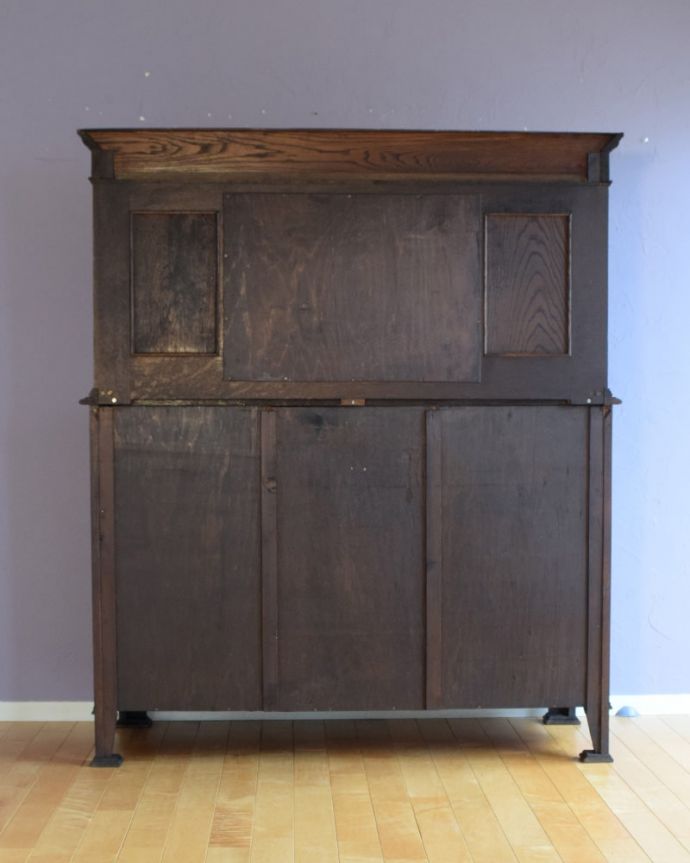 キャビネットの後ろ姿