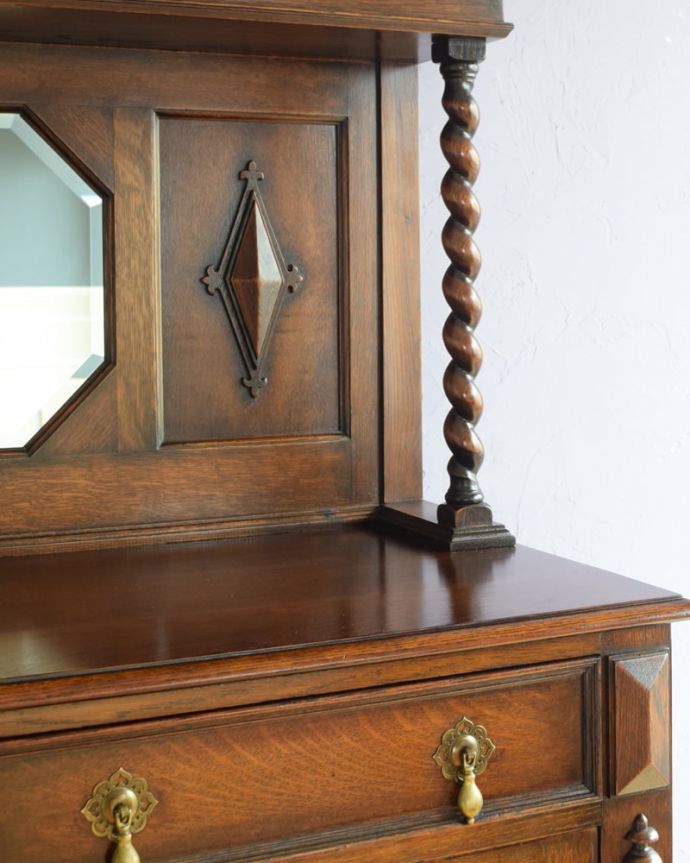 英国アンティーク家具らしい装飾