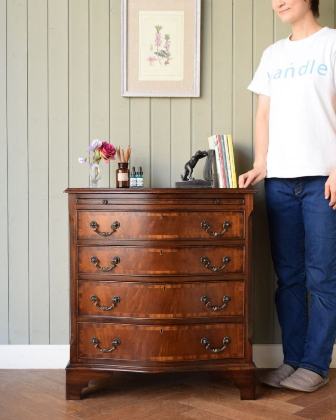 アンティークのチェスト　アンティーク家具　チェスト　大人の雰囲気が漂う人気のアンティークチェストアンティークだから手に入れることが出来る素材の質の良さを際立たせてくれるシンプルなデザイン。(q-2294-f)