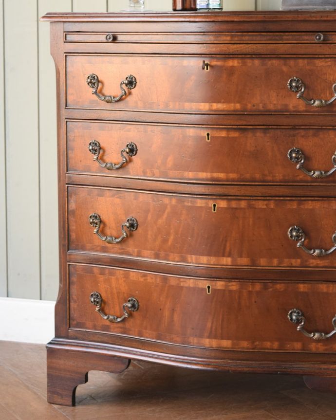 アンティークのチェスト　アンティーク家具　チェスト　見た目はもちろん、実用的に使って楽しみましょうアンティークのチェストは、見た目の木の美しさはもちろん、たっぷり収納も出来る実力派なんです。(q-2294-f)